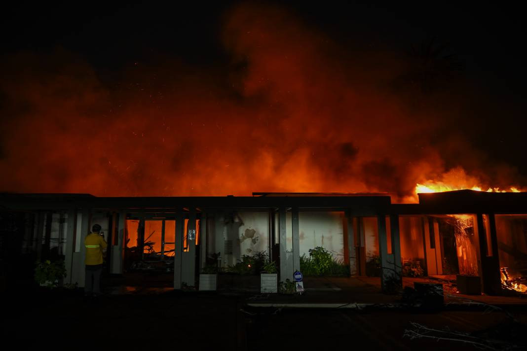 ABD cehennemi yaşıyor! Yangın felaketinde 5 ölü, 100 bin kişiye tahliye emri - Resim: 34